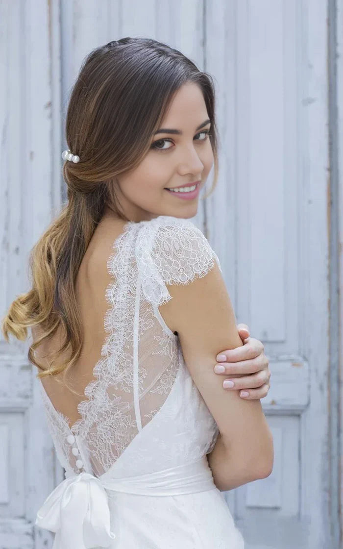 Vestido de novia de tul con escote en V, mangas cortas y encaje, sin espalda